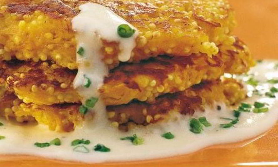 Рецепт морковные оладьи с сырным соусом