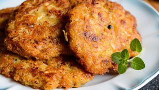 Оладьи из кабачков и сосисок на сковороде