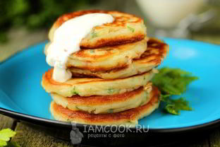 Оладьи с колбасой и зеленью