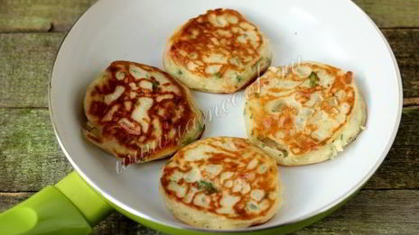 оладьи с колбасой и зеленью