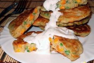 Оладьи с кукурузой под чесночным соусом