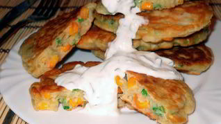 Оладьи с кукурузой под чесночным соусом