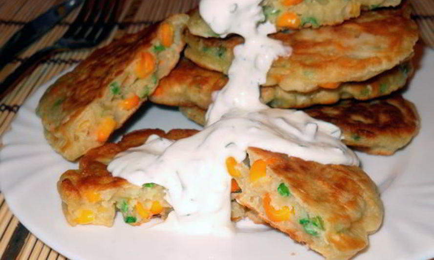 Рецепт оладьи с кукурузой под чесночным соусом