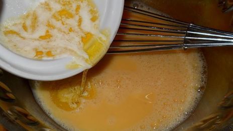 оладьи с кукурузой под чесночным соусом