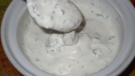 оладьи с кукурузой под чесночным соусом