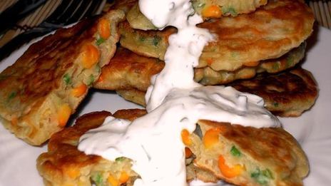 оладьи с кукурузой под чесночным соусом