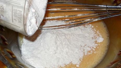 оладьи с кукурузой под чесночным соусом