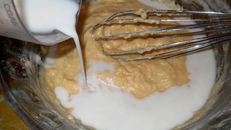 оладьи с кукурузой под чесночным соусом