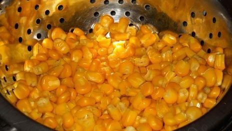 оладьи с кукурузой под чесночным соусом