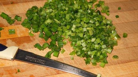 оладьи с кукурузой под чесночным соусом