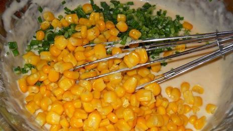 оладьи с кукурузой под чесночным соусом