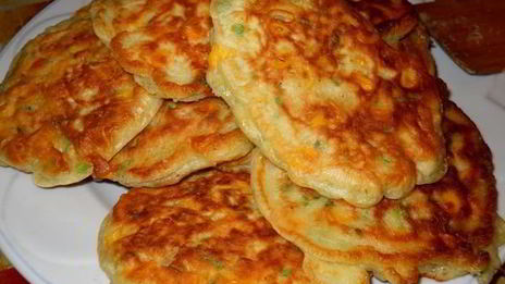 оладьи с кукурузой под чесночным соусом