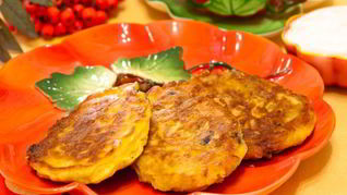 Оладьи с тыквой и вяленой ягодой