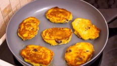 оладьи с тыквой и вяленой ягодой