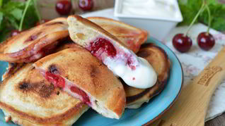 Оладьи с вишней на кефире