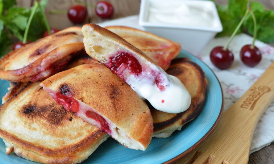 Рецепт оладьи с вишней на кефире