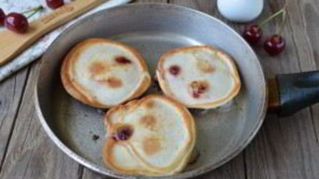 оладьи с вишней на кефире