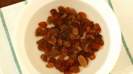 пышные оладьи на кефире с изюмом