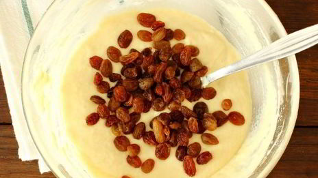 пышные оладьи на кефире с изюмом