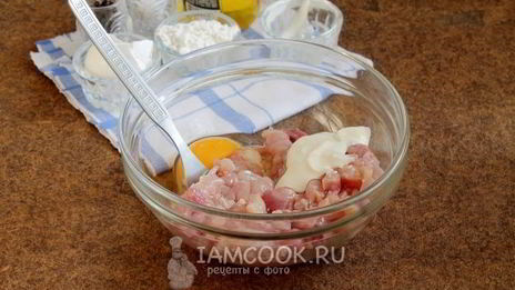 резаные оладьи из филе курицы с майонезом