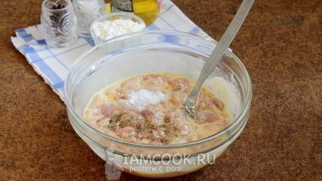 резаные оладьи из филе курицы с майонезом