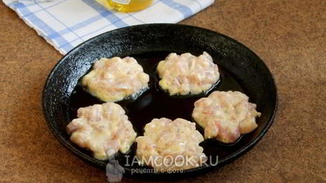 резаные оладьи из филе курицы с майонезом
