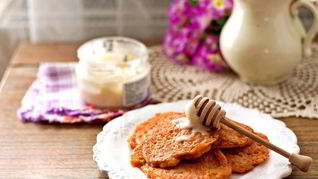 Тыквенные оладьи с яблоком