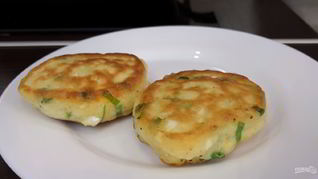 Закусочные оладушки с зеленым луком и яйцом