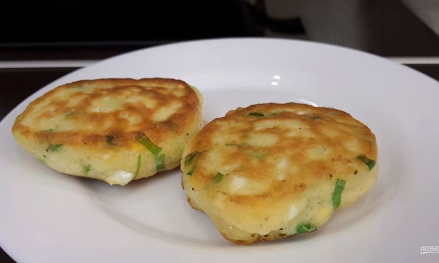 Рецепт закусочные оладушки с зеленым луком и яйцом