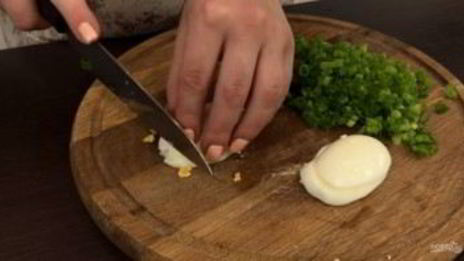 закусочные оладушки с зеленым луком и яйцом