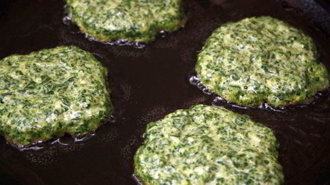 зеленые оладьи из шпината и брокколи