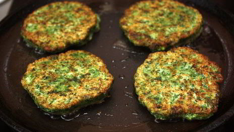 зеленые оладьи из шпината и брокколи