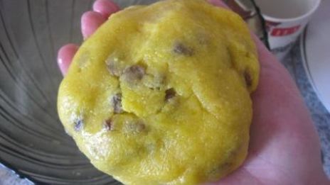 итальянское кукурузное печенье с изюмом и орехами