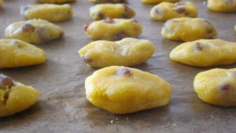 итальянское кукурузное печенье с изюмом и орехами