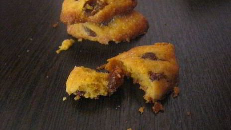 итальянское кукурузное печенье с изюмом и орехами