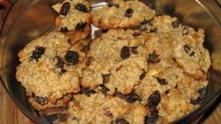 Овсяное печенье с изюмом, орехами и коньяком