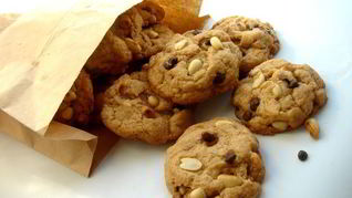 Печенье с арахисовым маслом, арахисом и шоколадными каплями