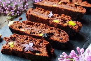 Шоколадно-миндальное печенье с изюмом