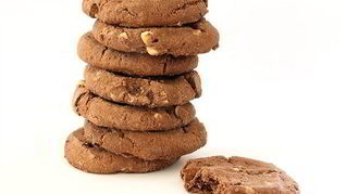 Шоколадное печенье с фундуком в потрескавшейся глазури