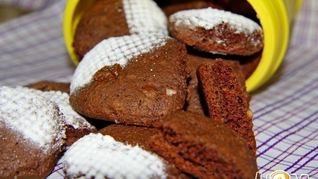 Шоколадное печенье с изюмом и орехами