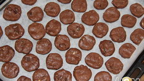 шоколадное печенье с изюмом и орехами