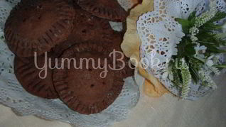 Шоколадное печенье с вишней