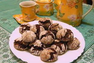 Шоколадное треснутое печенье