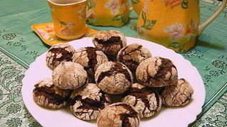 Шоколадное треснутое печенье