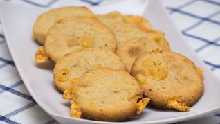 Сырное печенье с розмарином и черным перцем