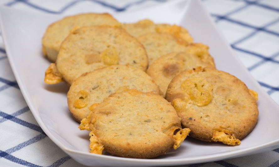 Рецепт сырное печенье с розмарином и черным перцем