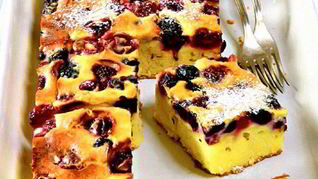 Быстрый пирог из творога с ежевикой и вишней