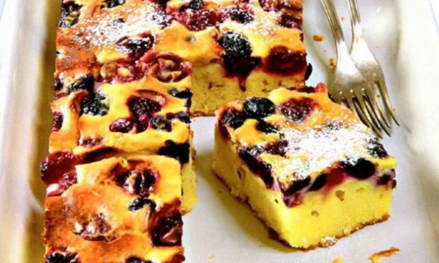 Рецепт быстрый пирог из творога с ежевикой и вишней