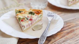 Киш с овощами и колбасой