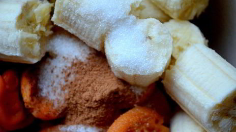 крученый пирог с бананом и курагой